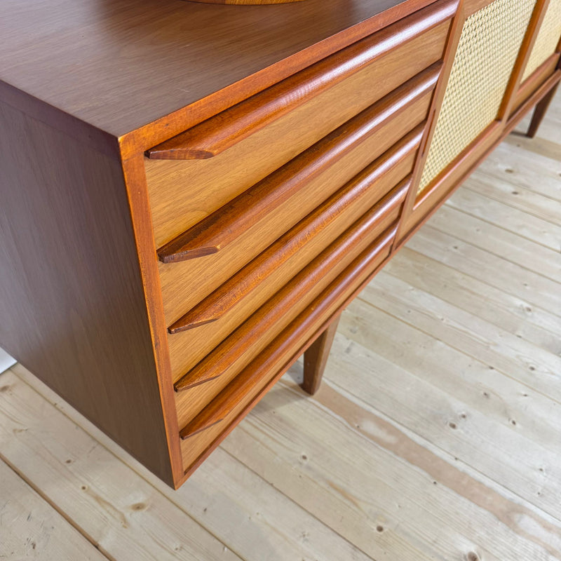 dettaglio intreccio rattan ante sideboard vintage