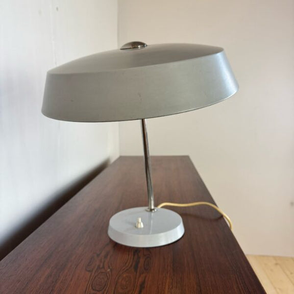 dettaglio lampada metallo anni sessanta