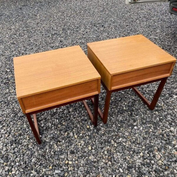 dettaglio legno comodini vintage coppia originale
