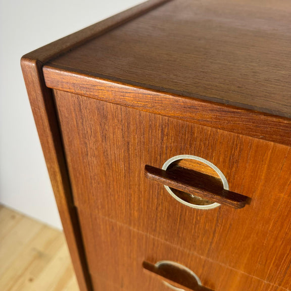 dettaglio maniglia metallo cassettiera danese teak