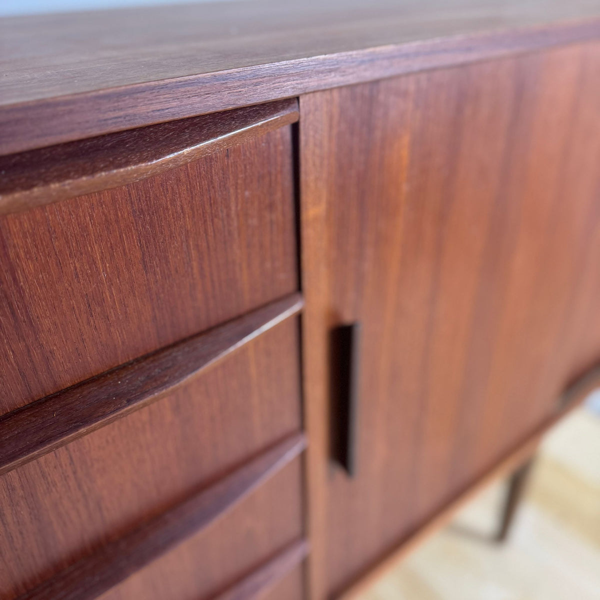 dettaglio maniglie e ante scorrevoli in teak