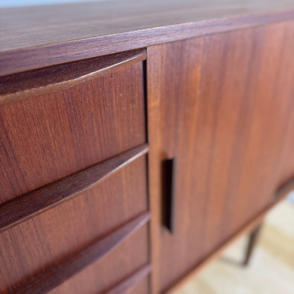 dettaglio maniglie e ante scorrevoli in teak