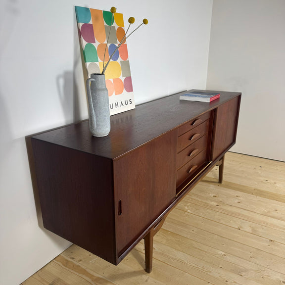 dettaglio maniglie e cassetti sideboard teak