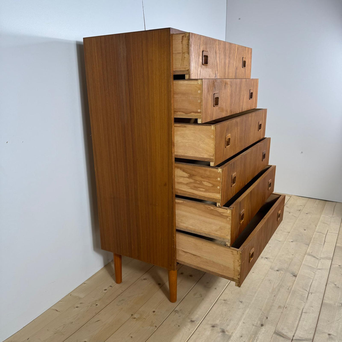 dettaglio maniglie legno cassettiera teak