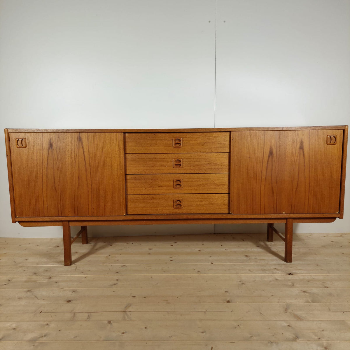 dettaglio maniglie scolpite legno teak