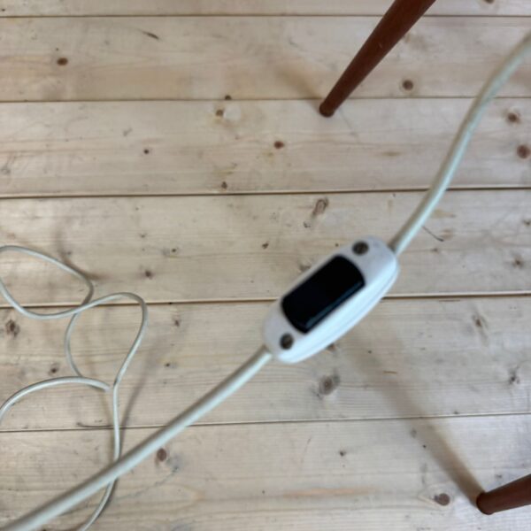 dettaglio paralume lampada vintage gialla