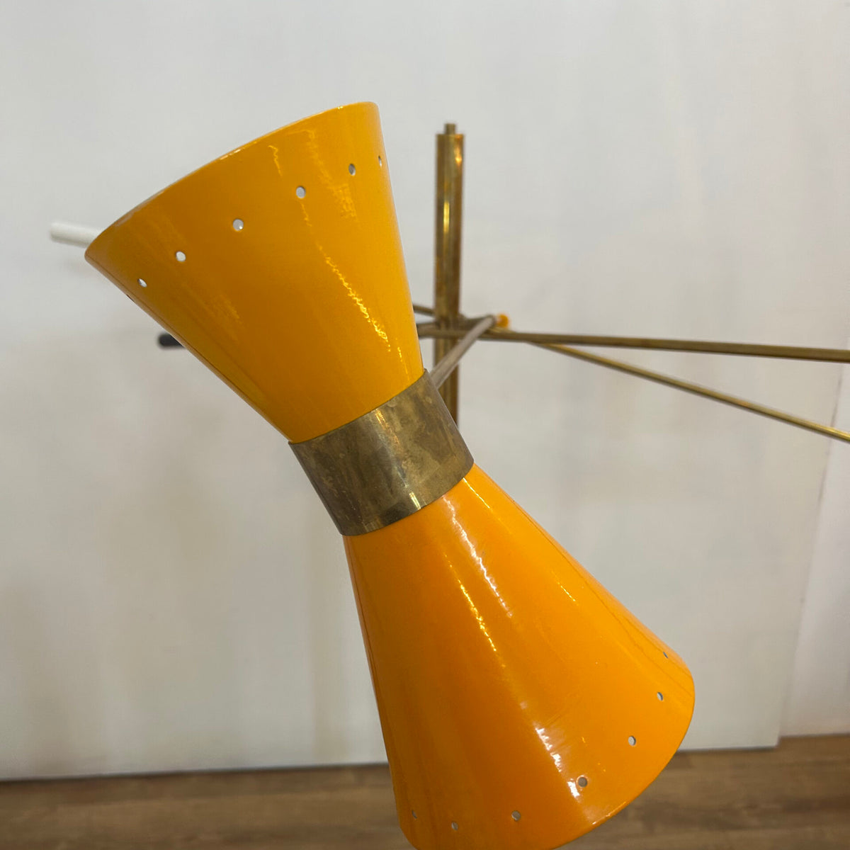 dettaglio paralume orientabile lampada gialla vintage