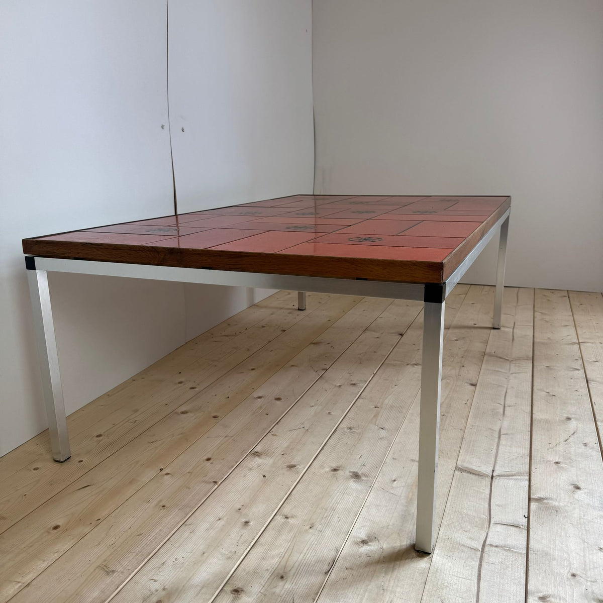 dettaglio piano ceramica rossa mobile vintage