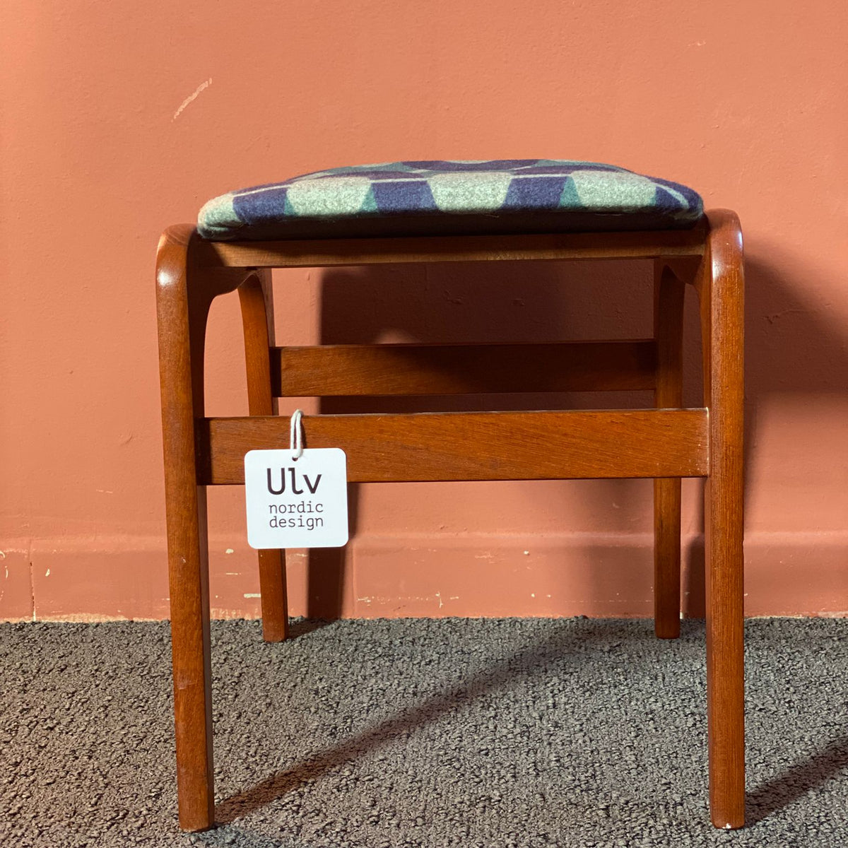 dettaglio poggiapiedi in lana camira