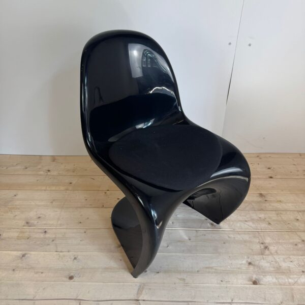 dettaglio profilo sedia panton curva design futuristico