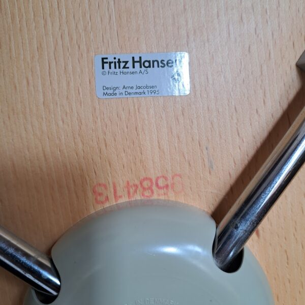 dettaglio scocca legno curvato sedia sjuan jacobsen