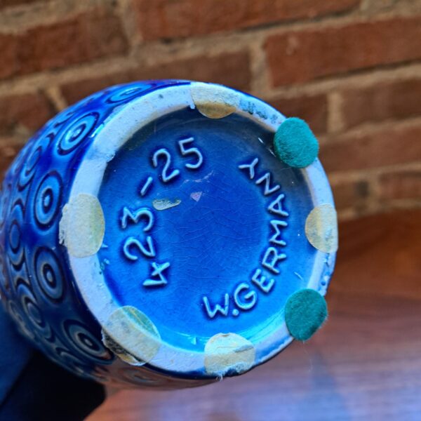 dettaglio smalto blu terracotta vaso anni 70