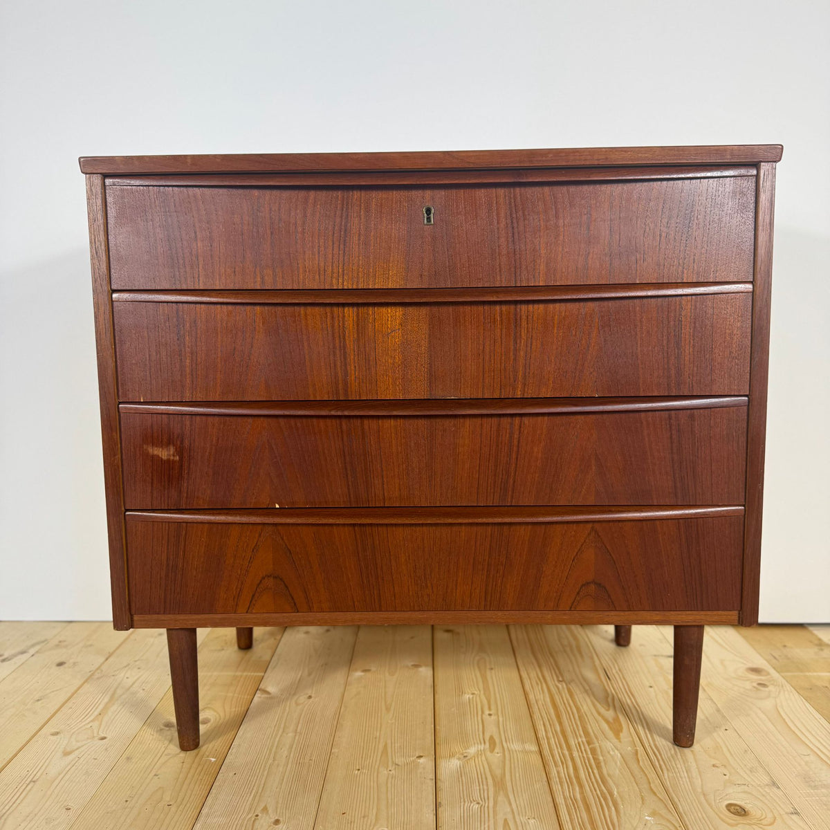 dettaglio venature legno teak cassettiera anni60