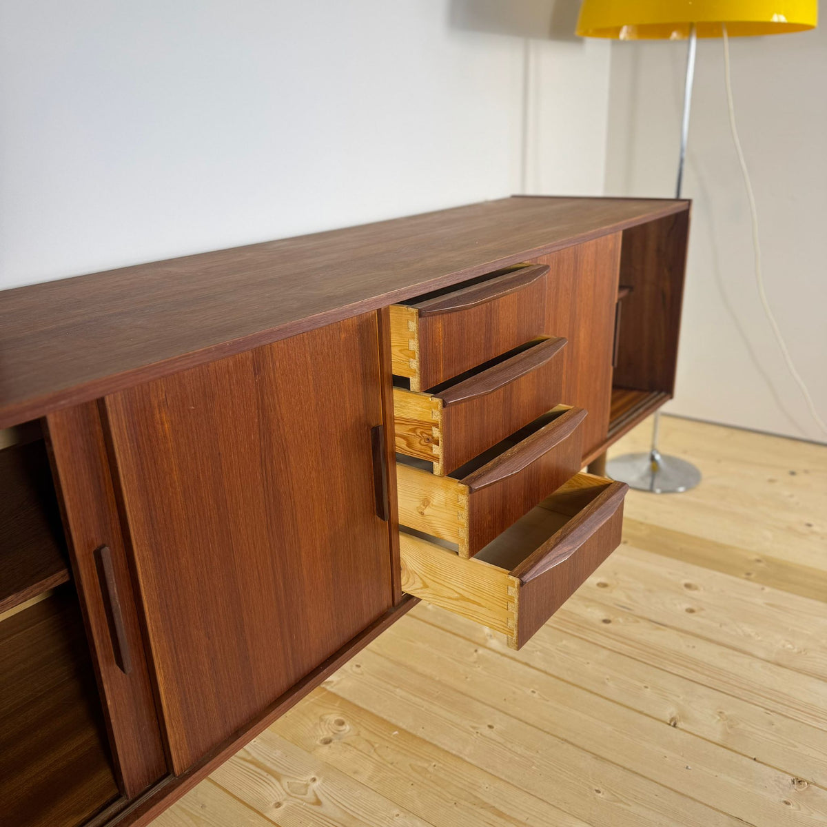 dettaglio venature legno teak sideboard design scandinavo