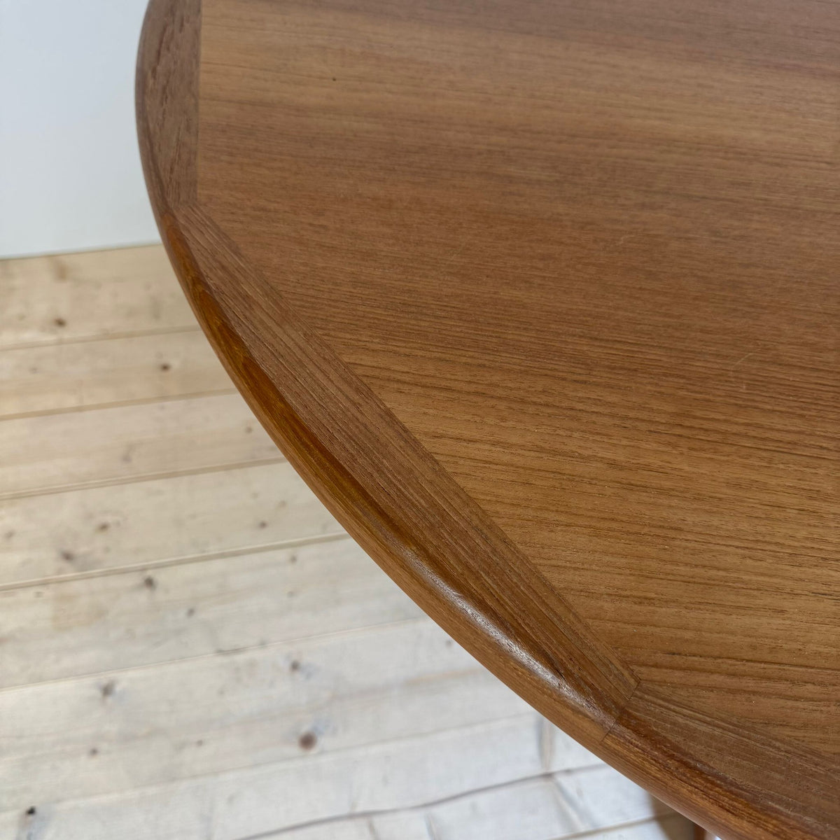 dettaglio venature teak tavolo rotondo vintage