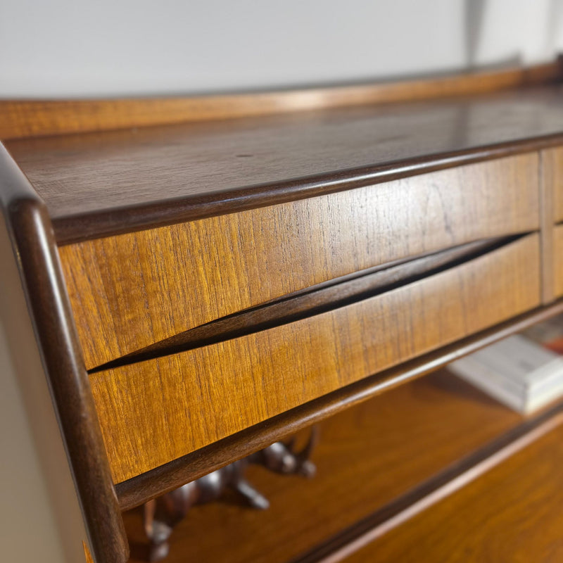 Mobile danese in teak con cassetti e scrittoio estraibile – 1960
