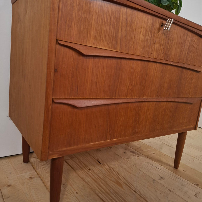 Piccola Cassettiera Vintage a Tre Cassetti – Design Scandinavo Mid-Century in Teak, Anni ’60