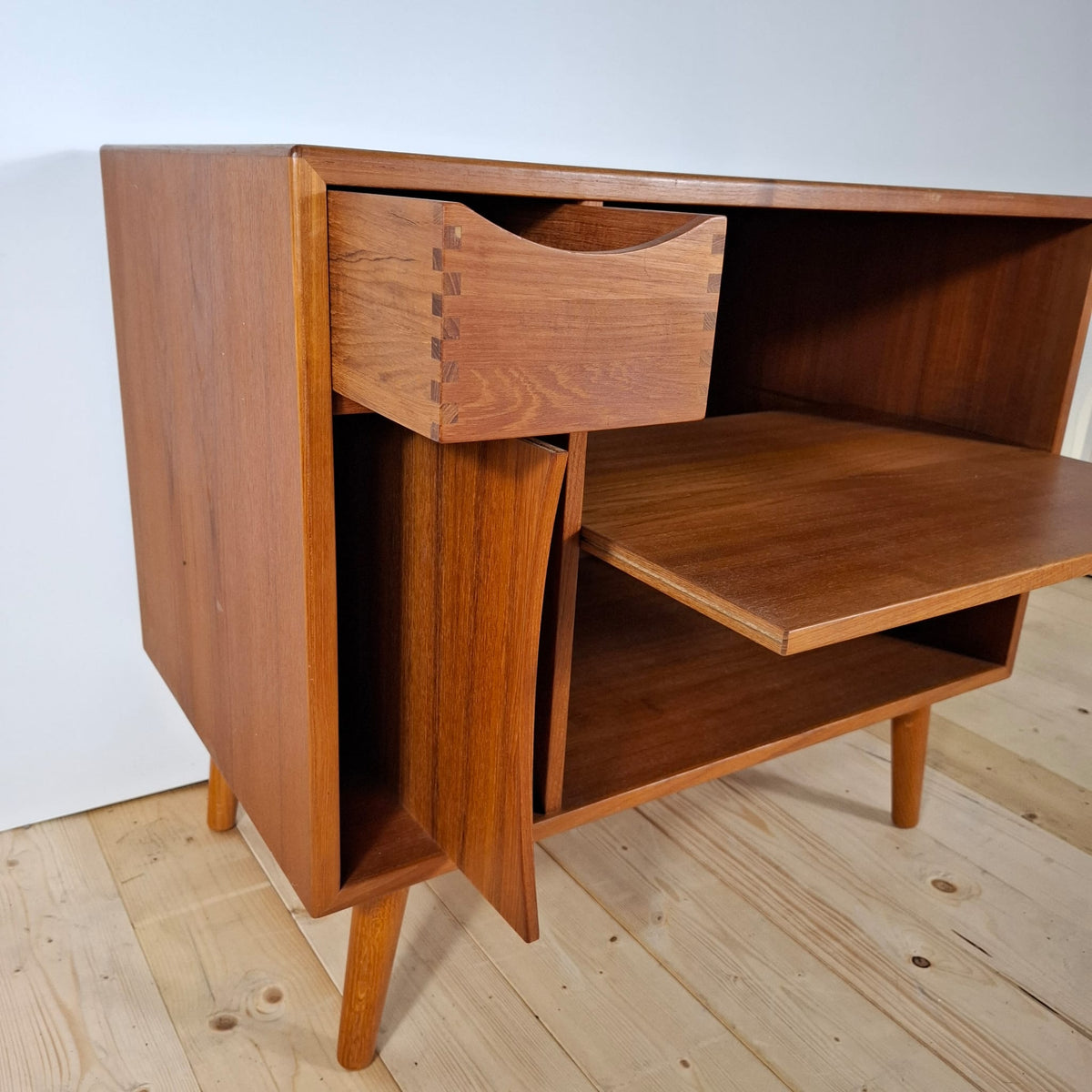 Mobile Giradischi in Teak Danese Anni ’60 – Mid-Century Modern