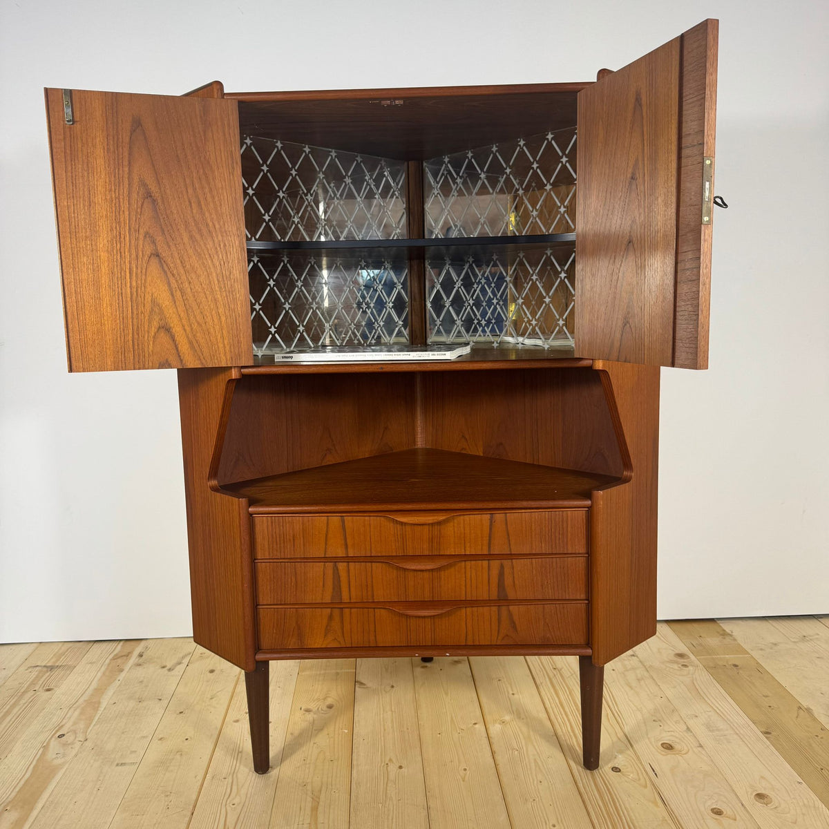 Mobile angolare danese in teak angolare – Mid-Century
