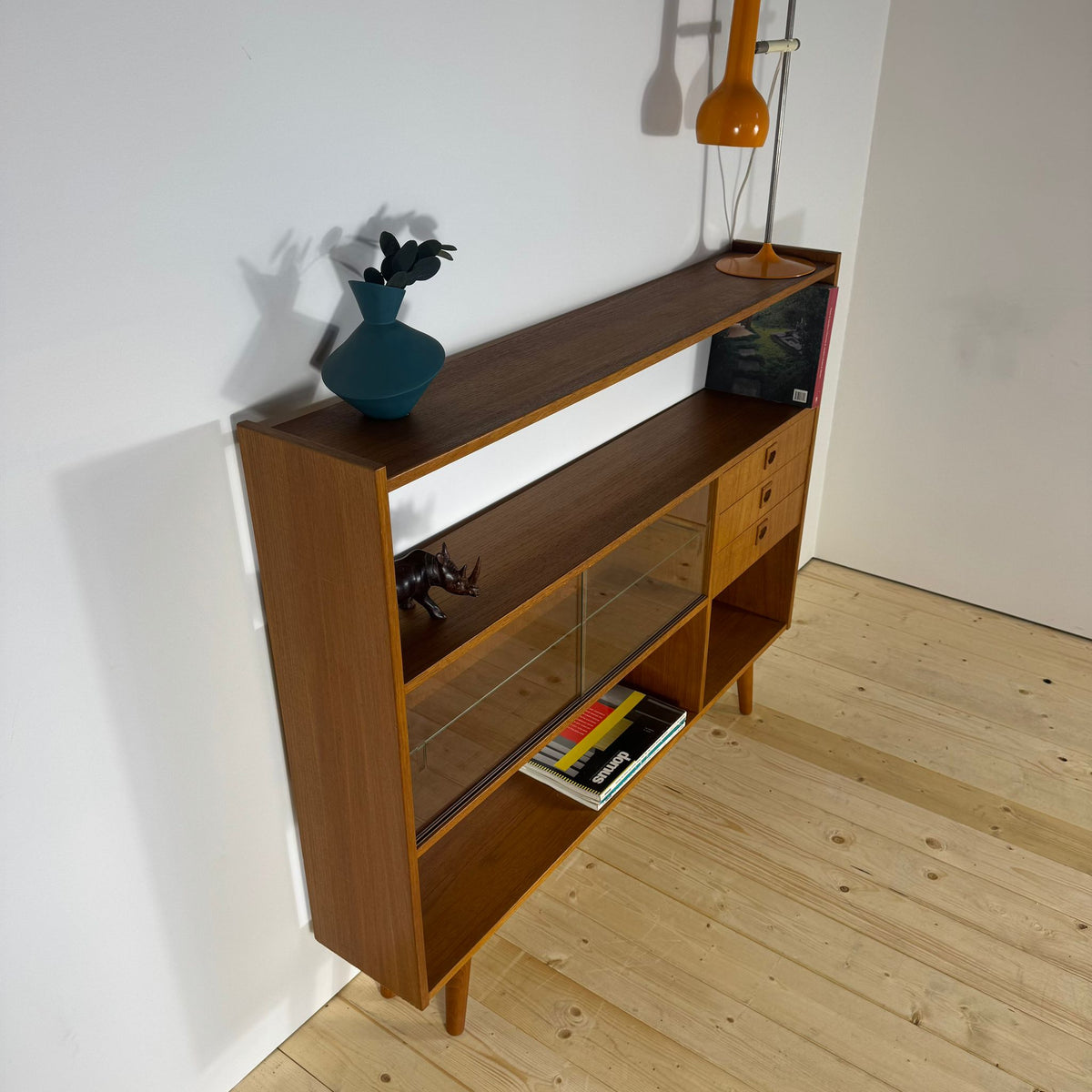 Libreria Sottile in Teak con Antine in Vetro – Design Danese Mid-Century