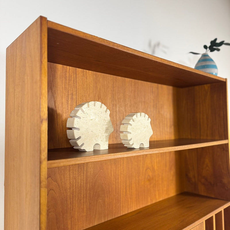 Libreria porta vinili vintage in legno di teak con anta a ribaltina e bar Calusen e Son Danimarca 1960