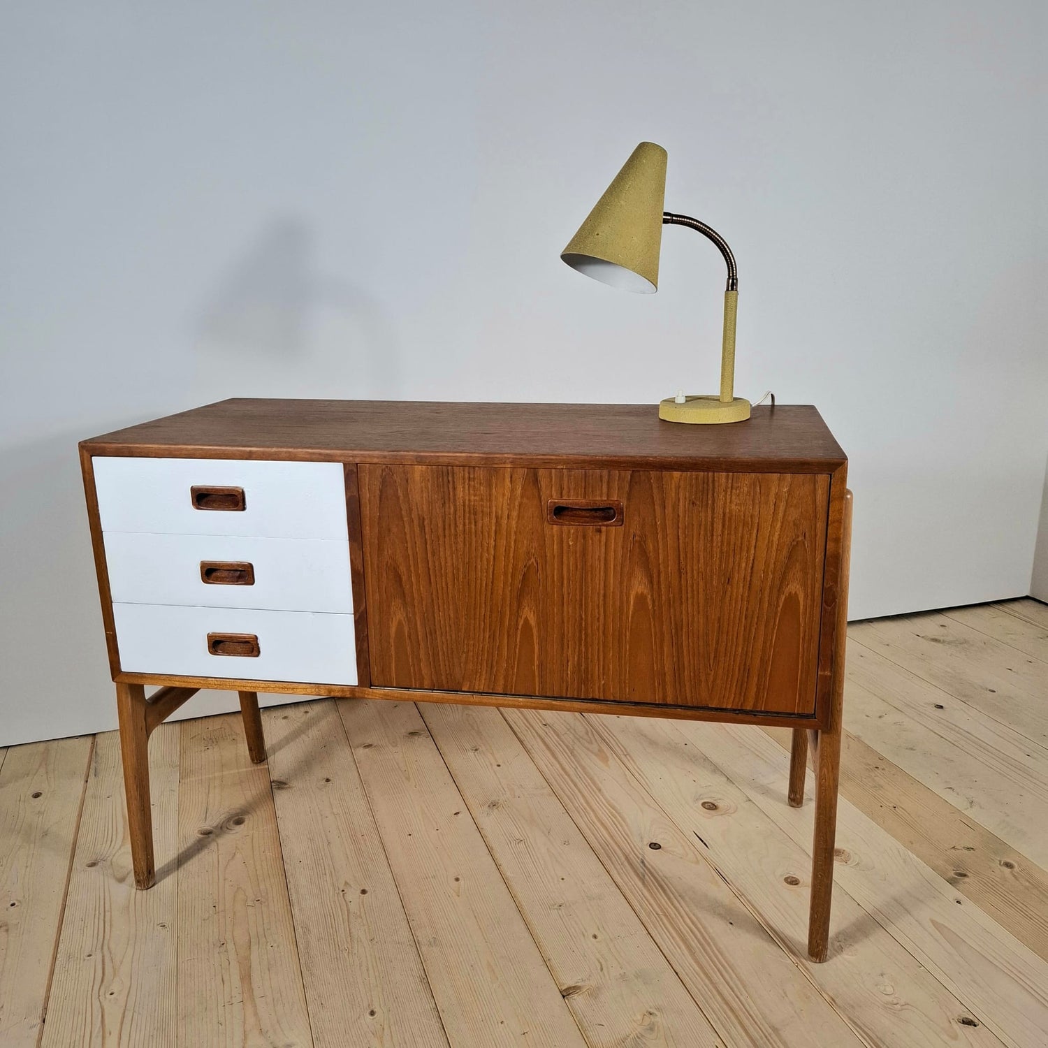 Sideboard Vintage in Teak con Cassetti Bianchi – Anni ’60