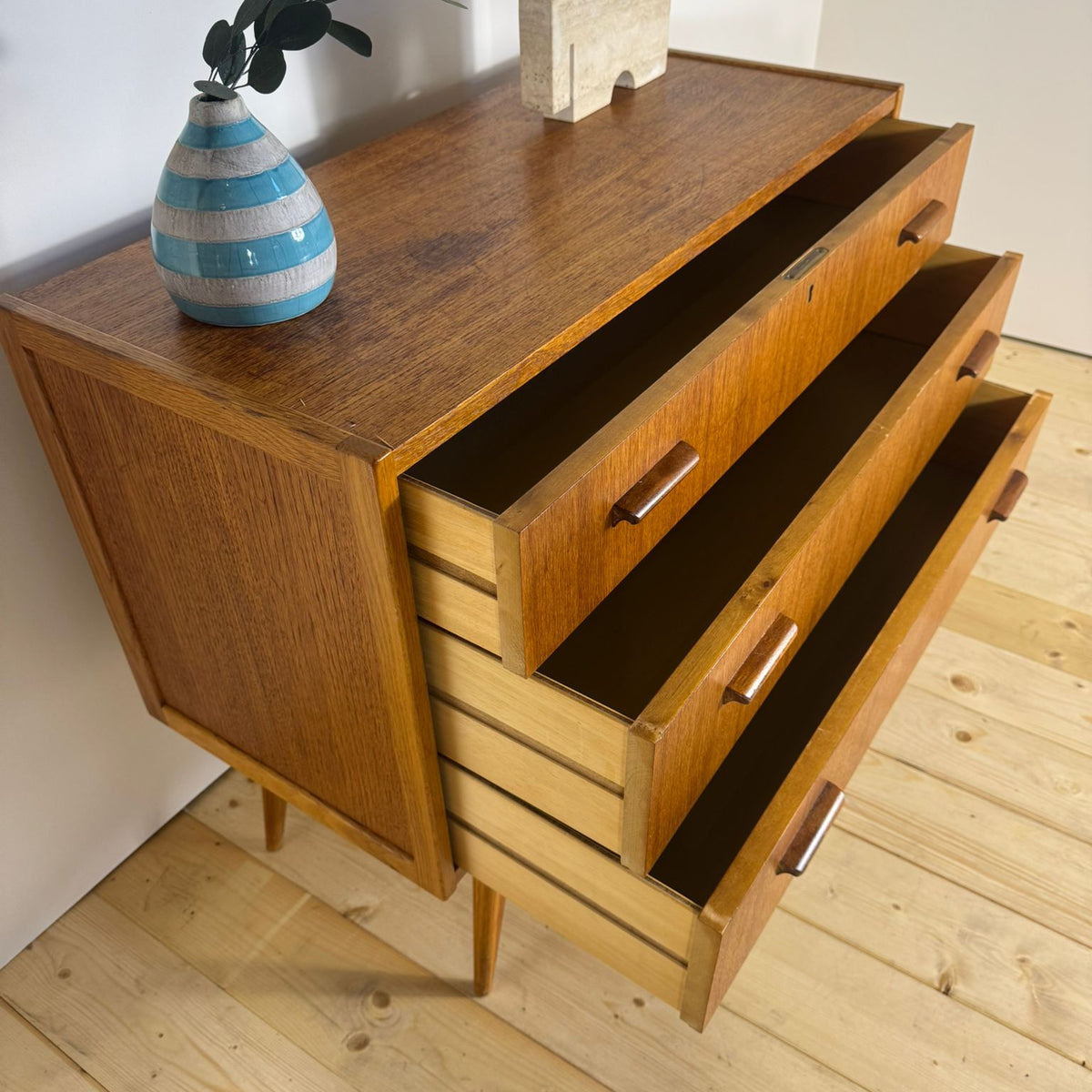 Cassettiera in Teak a Tre Cassetti – Design Danese Mid-Century