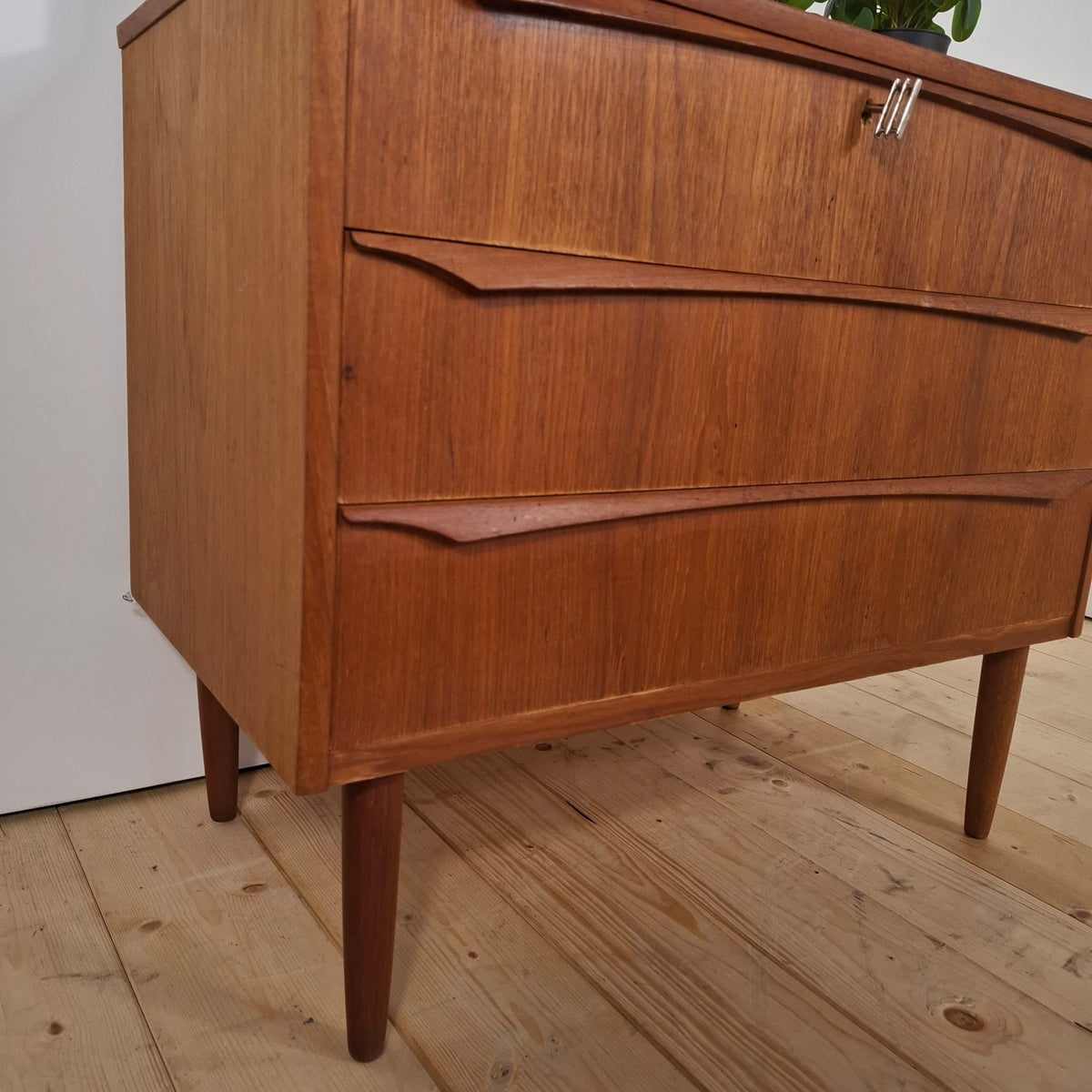 Piccola Cassettiera Vintage a Tre Cassetti – Design Scandinavo Mid-Century in Teak, Anni ’60