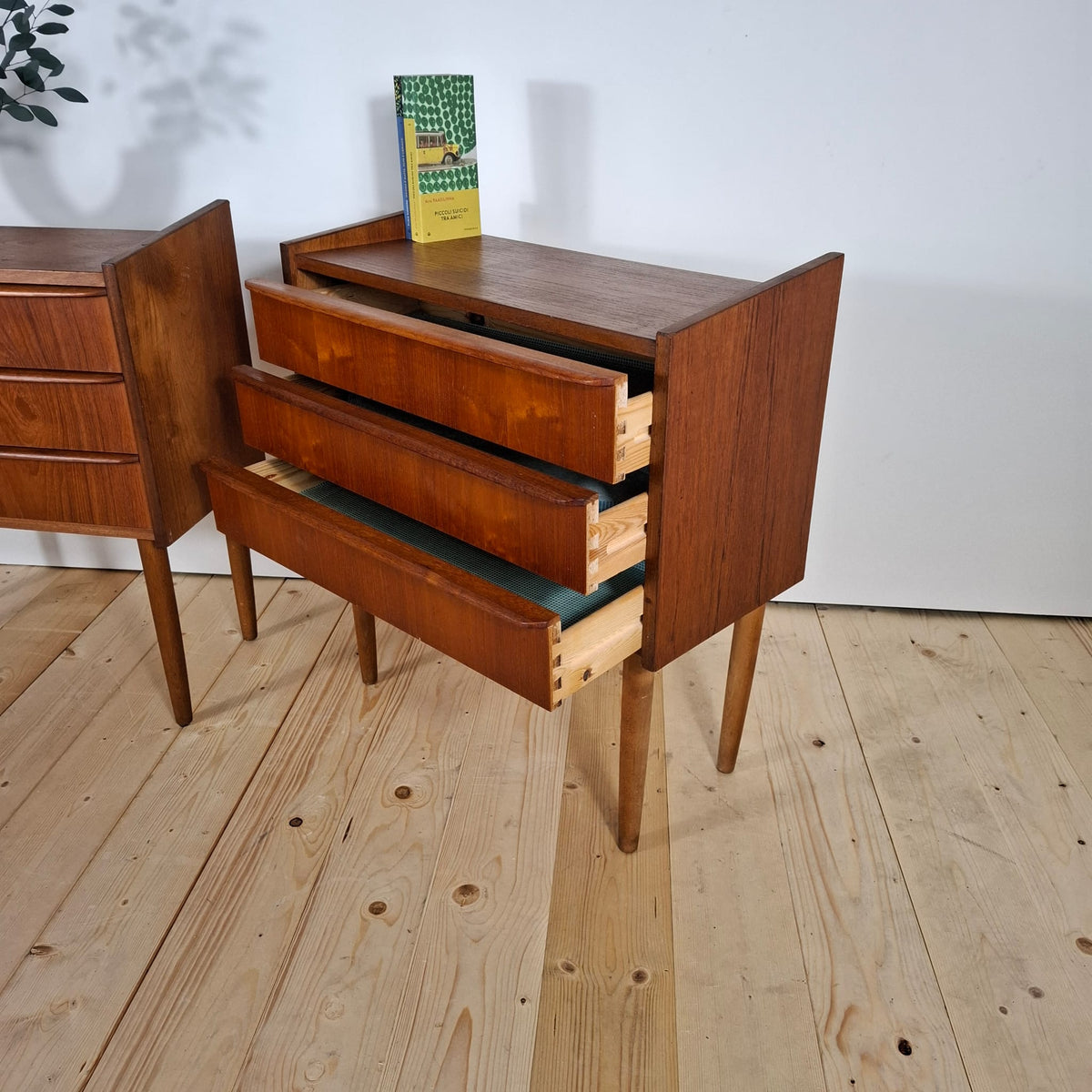 Coppia di Comodini in Teak a 3 Cassetti – Danimarca Anni ’60