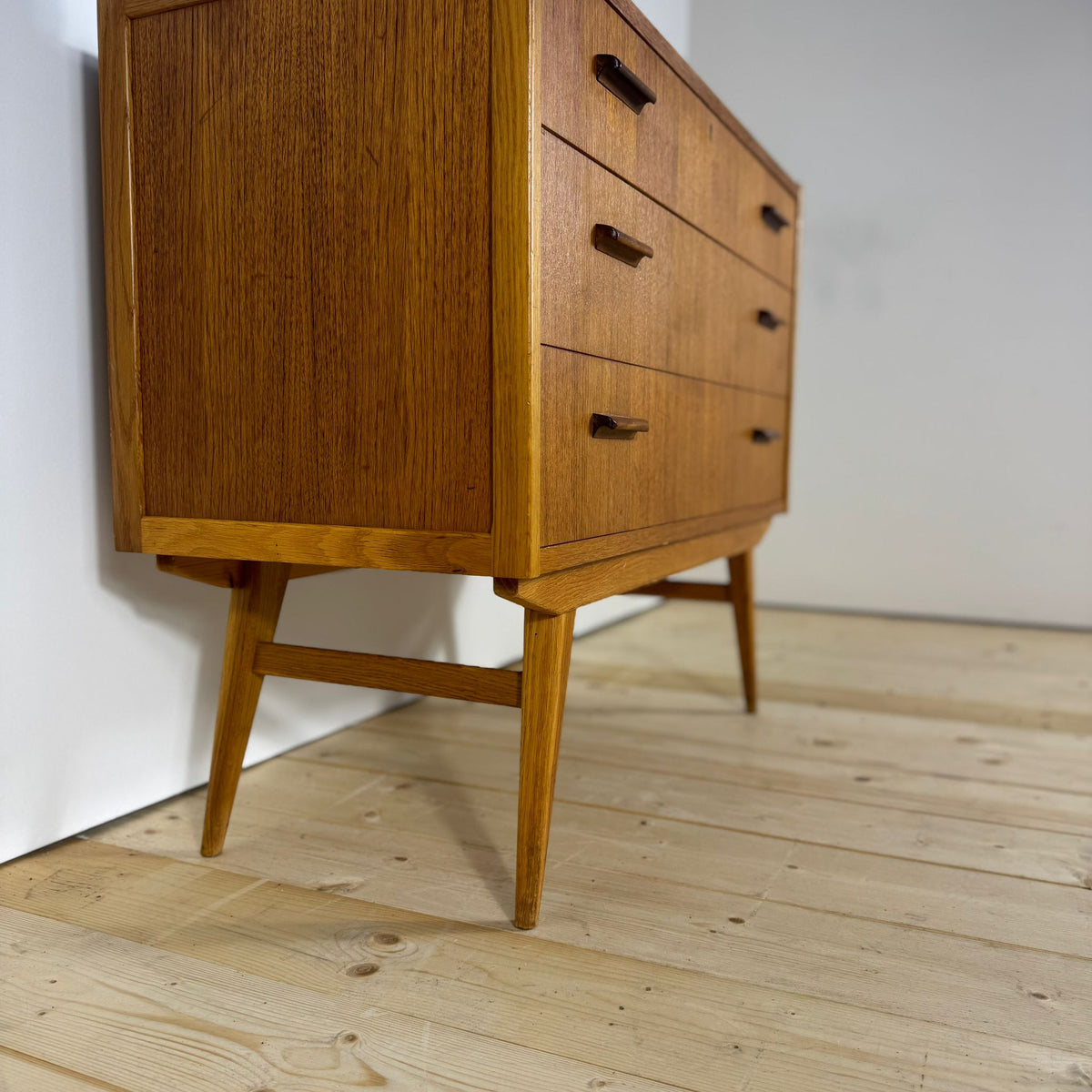 Cassettiera in Teak a Tre Cassetti – Design Danese Mid-Century