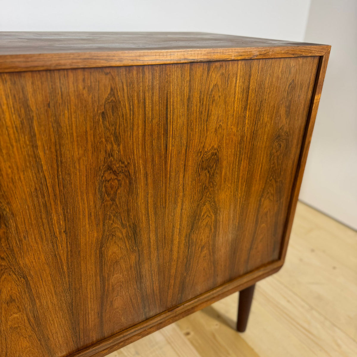 Sideboard danese anni ’60 in palissandro – ante scorrevoli e cassetti