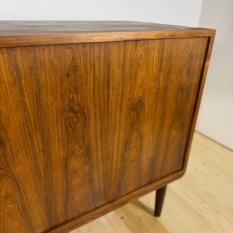 Sideboard danese anni ’60 in palissandro – ante scorrevoli e cassetti