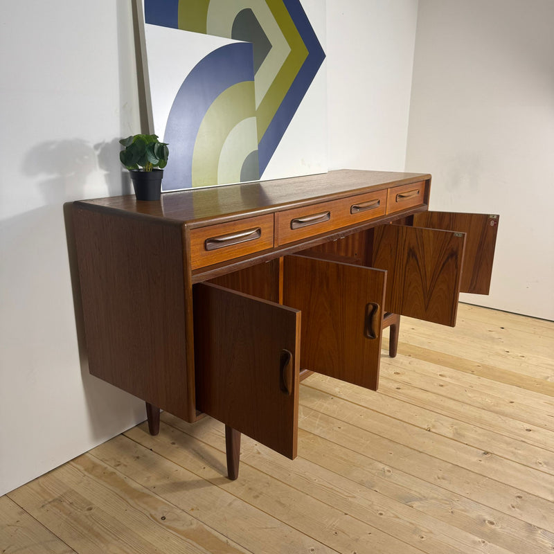 Sideboard G-Plan in Teak – Credenza Mid-Century di Design Britannico