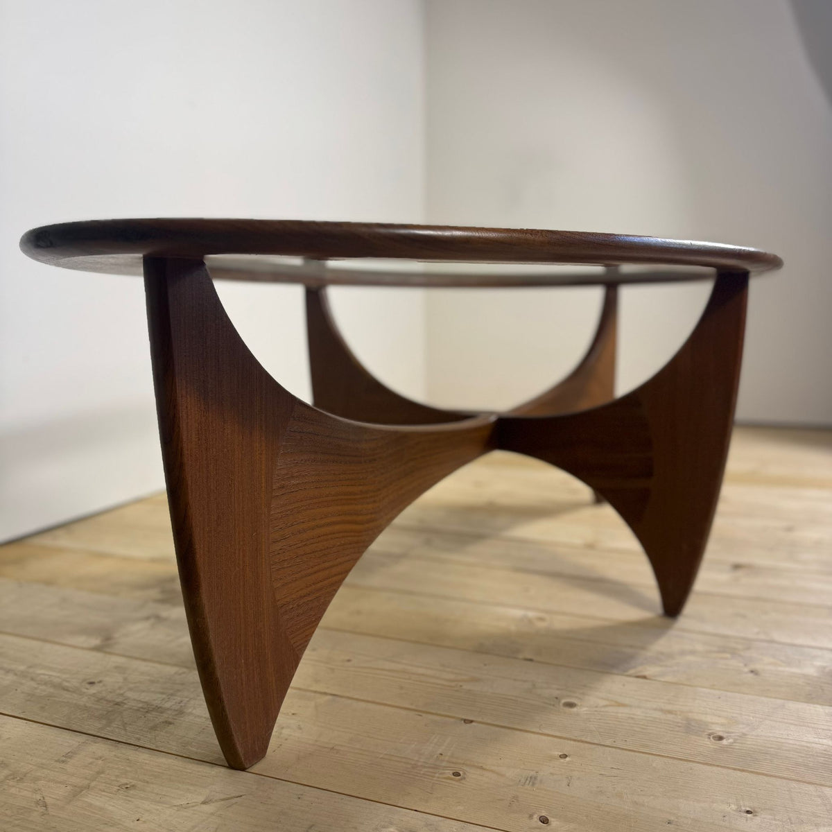 Tavolino da Caffè Ovale G-Plan Astro in Teak e Vetro – Icona Mid-Century