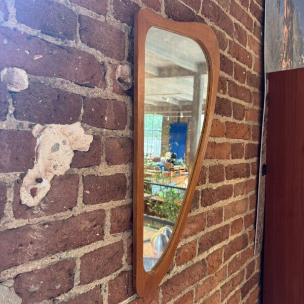 Specchio con forma irregolare in teak, Danimarca 1960