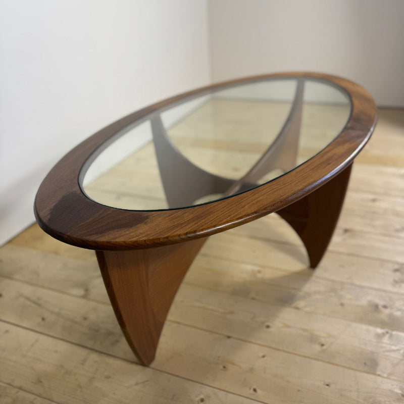 Tavolino da Caffè Ovale G-Plan Astro in Teak e Vetro – Icona Mid-Century