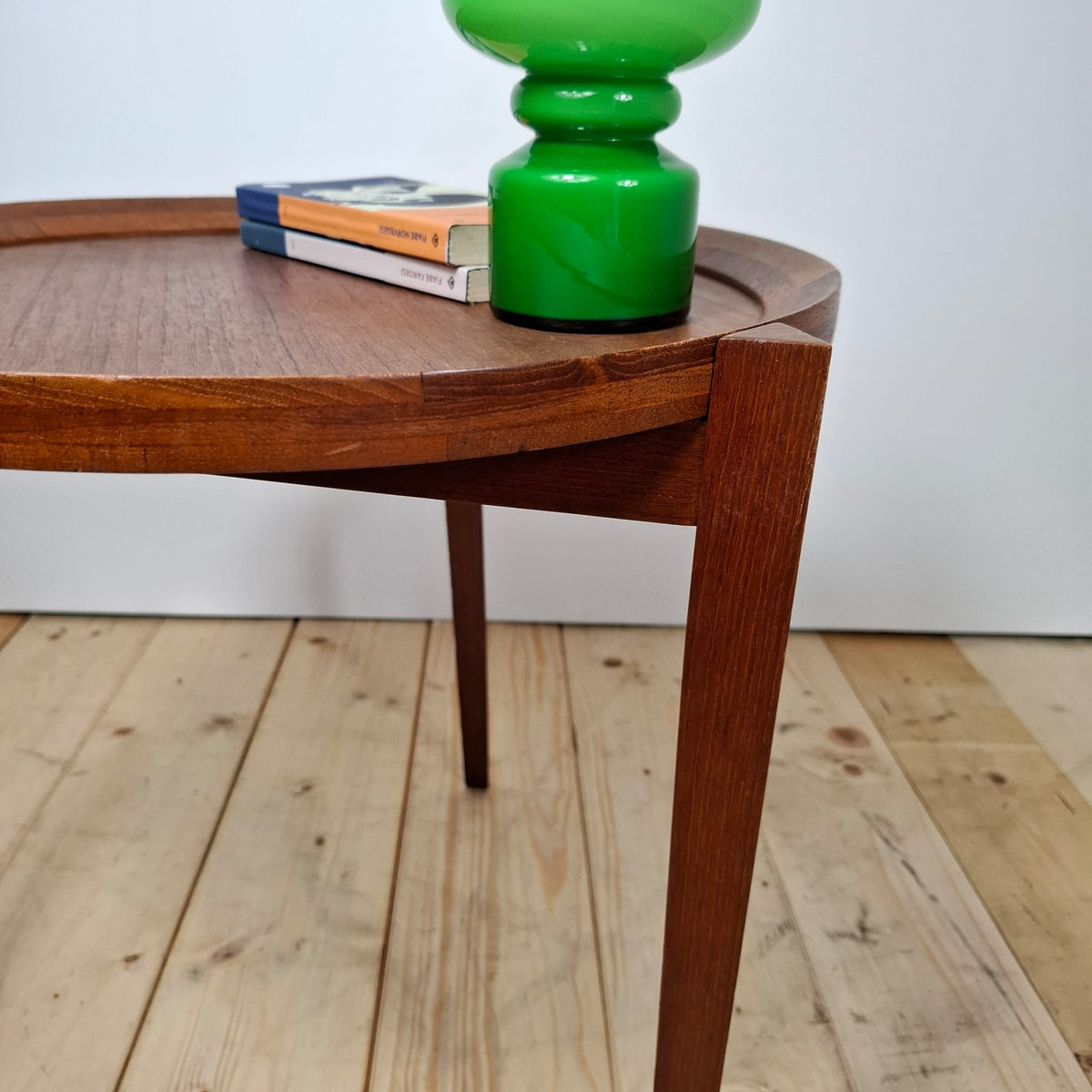Tavolino Tondo in Teak – Design Mid-Century Modern, Anni ’60, Eleganza Scandinava