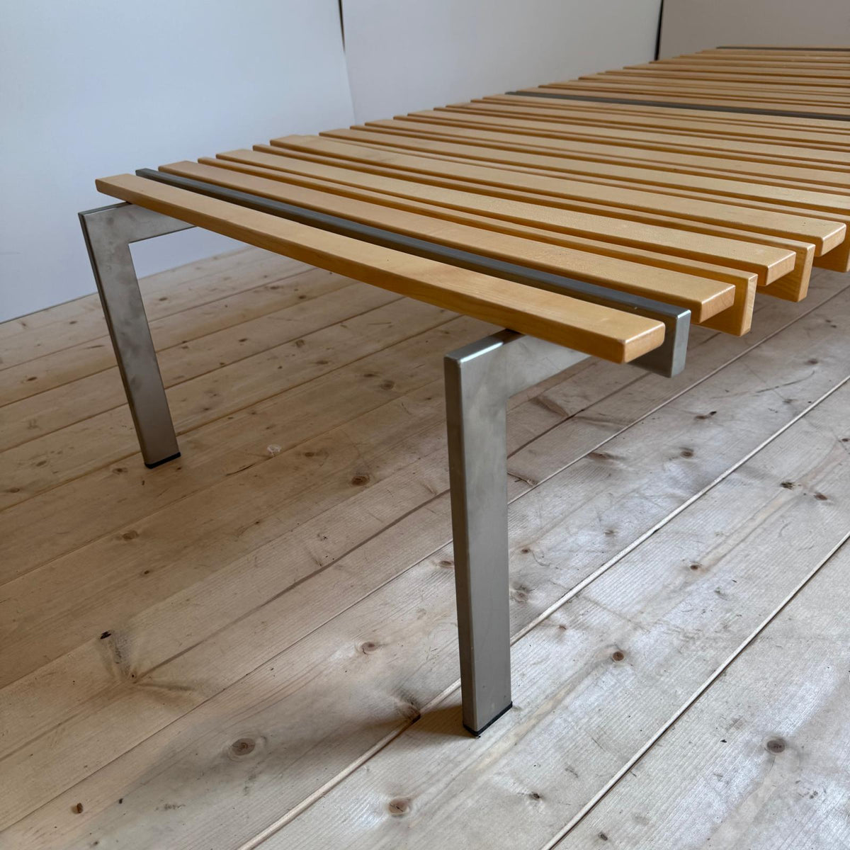 Panca in legno e metallo con cuscini - Danimarca 1970