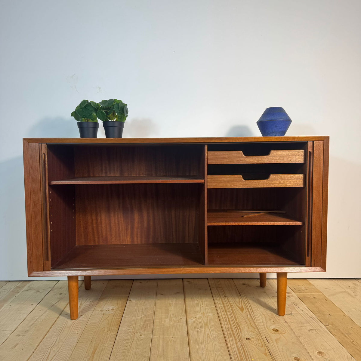 Sideboard di Kai Kristiansen in Teak con Ante a Scomparsa – Danimarca Anni ’60