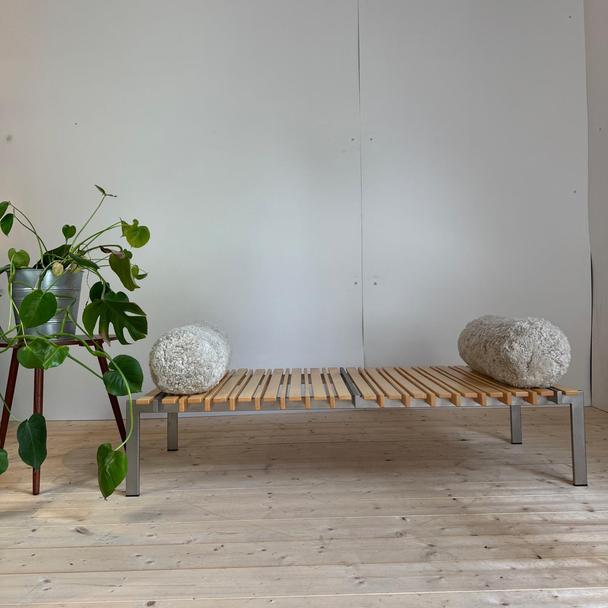 Panca in legno e metallo con cuscini - Danimarca 1970