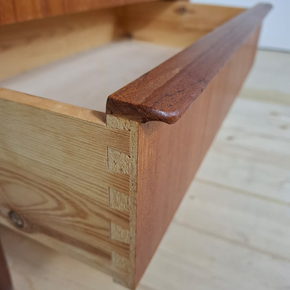 Cassettiera Danese Mid-Century Modern in Teak a Tre Cassetti – Anni ’60