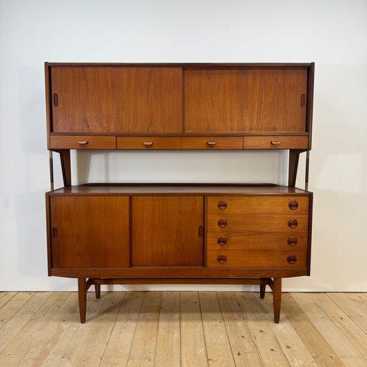 Highboard in teak con ante scorrevoli e cassetti, Danimarca 1960
