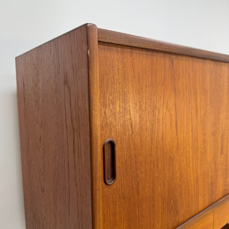 Highboard in teak con ante scorrevoli e cassetti, Danimarca 1960