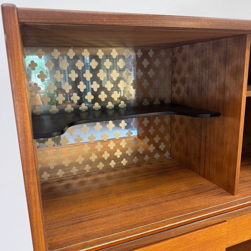 Highboard in teak con ante scorrevoli e cassetti, Danimarca 1960