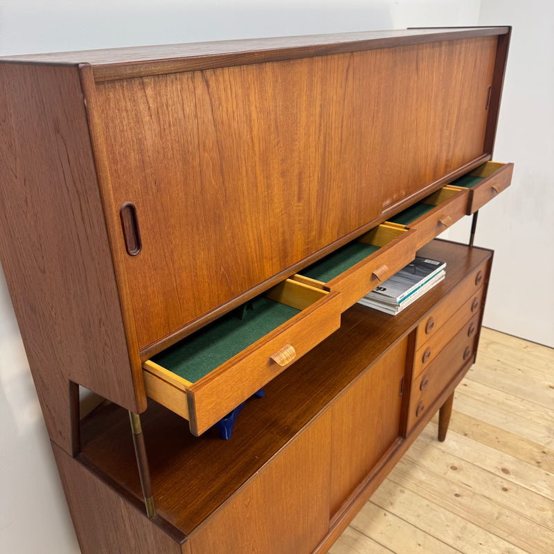 Highboard in teak con ante scorrevoli e cassetti, Danimarca 1960