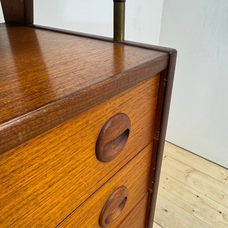 Highboard in teak con ante scorrevoli e cassetti, Danimarca 1960
