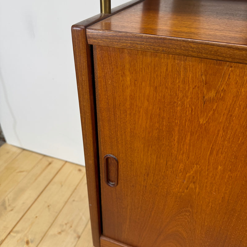 Highboard in teak con ante scorrevoli e cassetti, Danimarca 1960