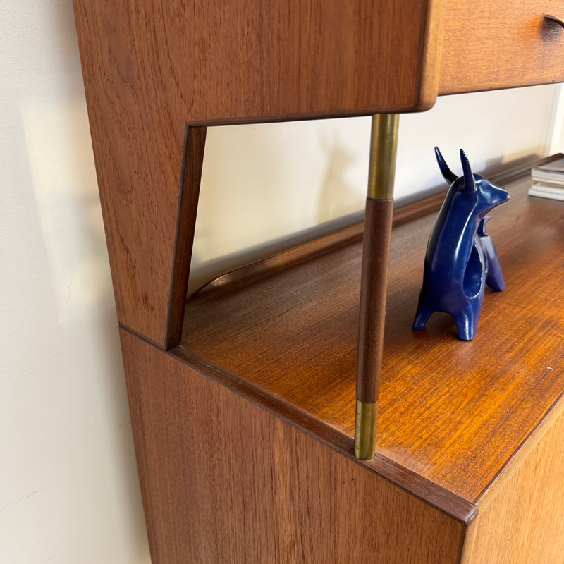 Highboard in teak con ante scorrevoli e cassetti, Danimarca 1960