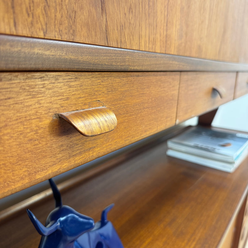 Highboard in teak con ante scorrevoli e cassetti, Danimarca 1960