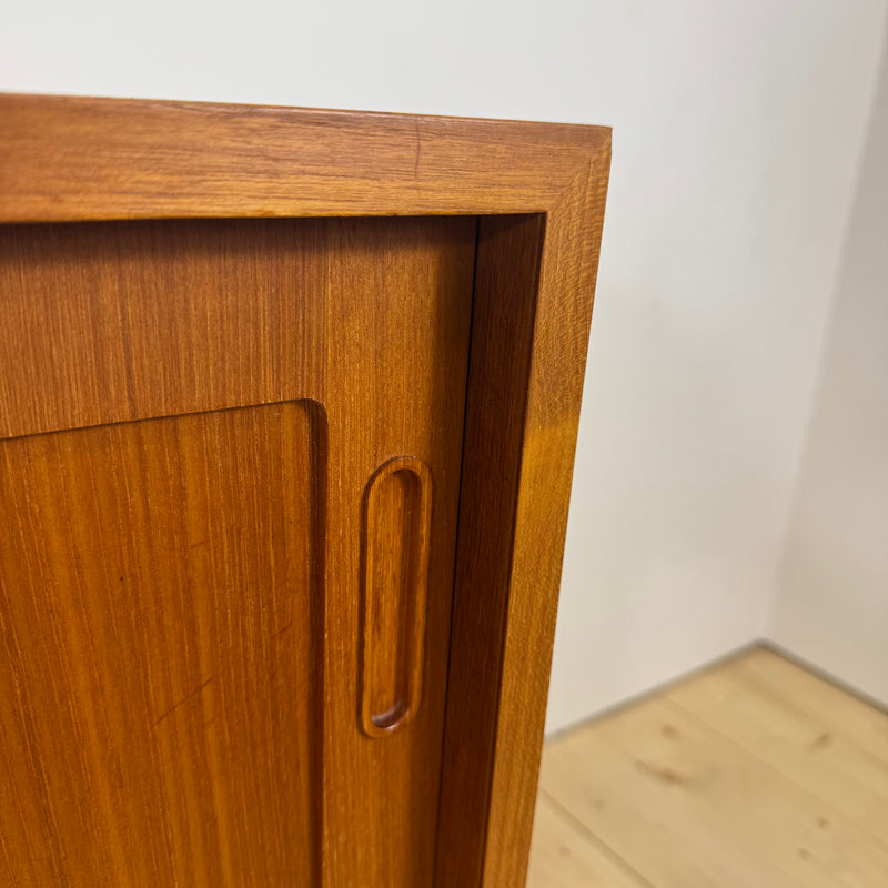Sideboard in teak con ante scorrevoli